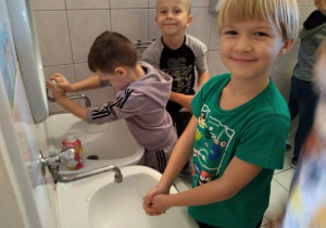 Szymek, Michał i Filip myją ręce.